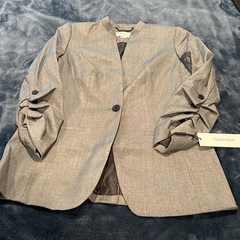 Calvin Klein petite ruched-sleeves one button blazer